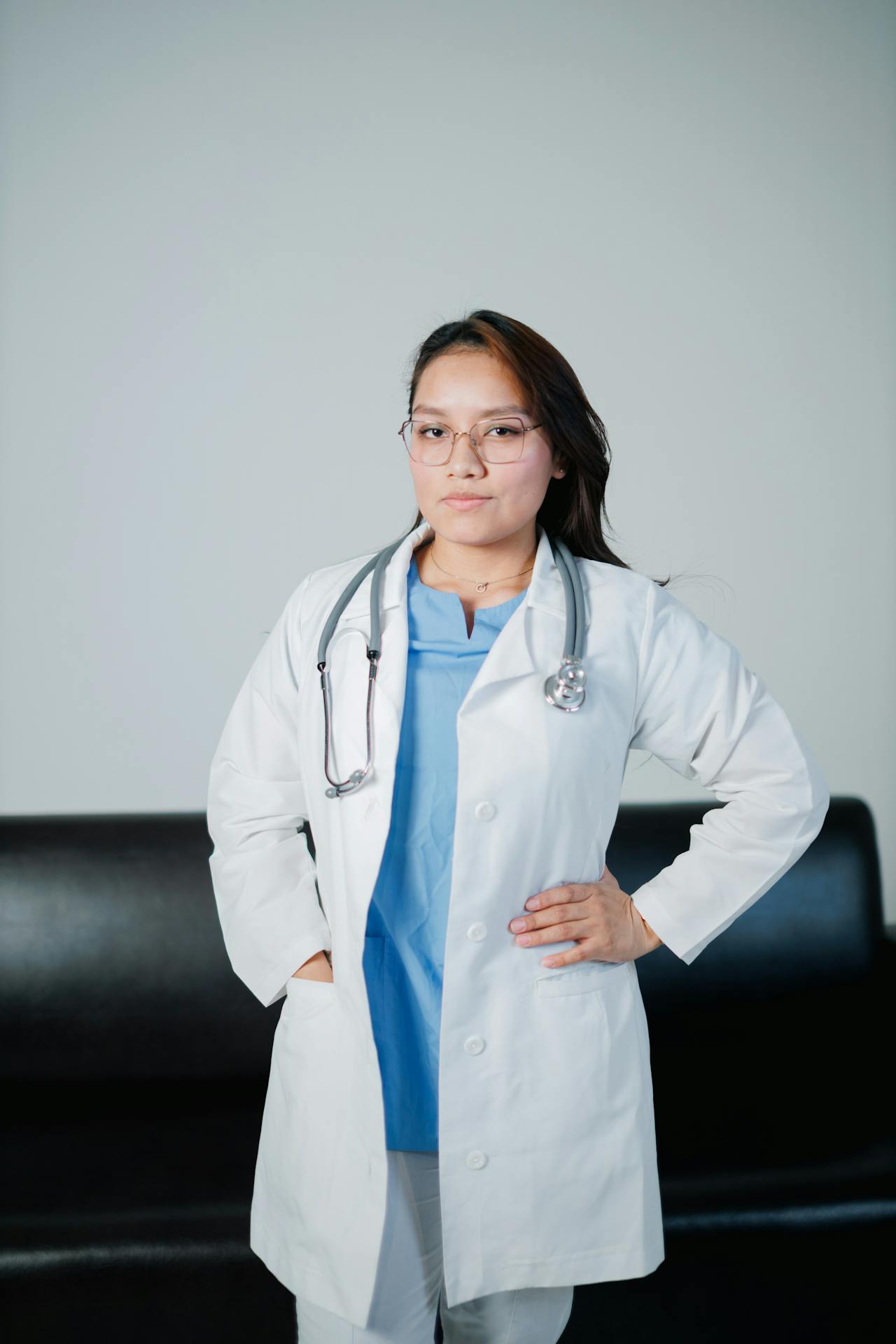Dra. Isabella Morales, oftalmóloga especialista atendiendo paciente pediátrico